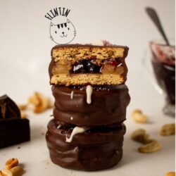 Alfajor Vegano com Creme de Amendoim e Geleia de Amora Orgânica - unidade